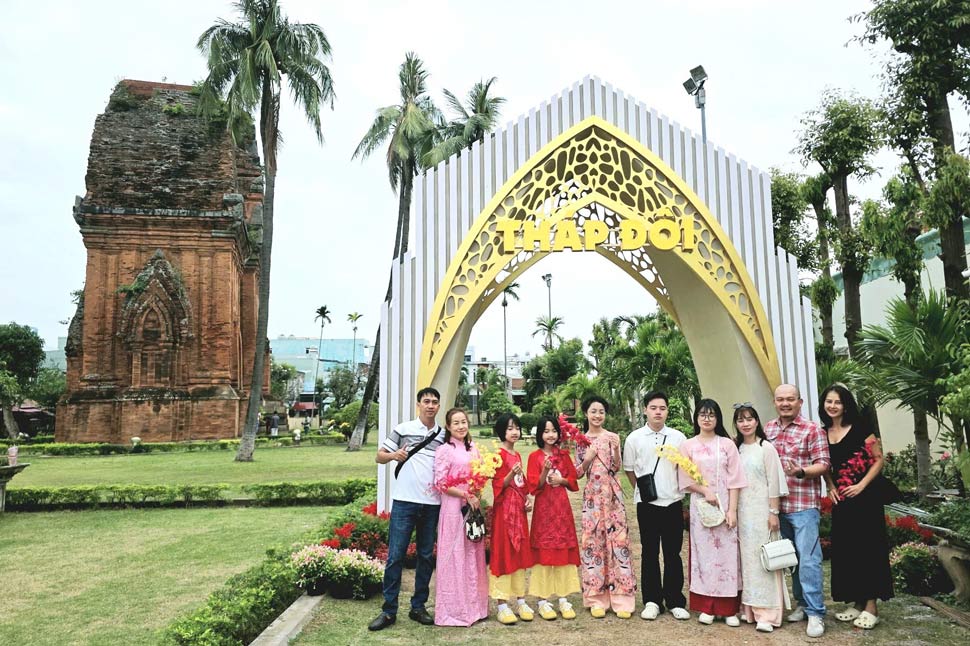 Du khách check-in cổng chào Di tích Tháp Đôi ngày Tết. Ảnh: Bảo tàng tỉnh Gia Lai