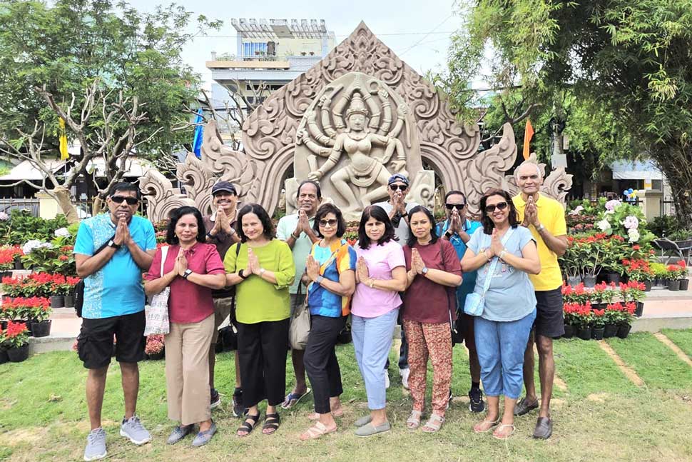 Indian tourists take souvenir photos at the Mahishasura Mardini Goddess relief (Doi Tower Relic, Quy Nhon Ward. Photo: Gia Lai Museum