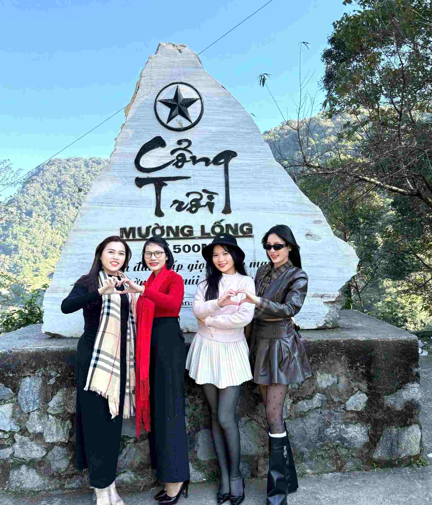 Du khách miền xuôi check-in tại điểm du lịch Cổng Trời Mường Lống. Ảnh: Ngọc Anh