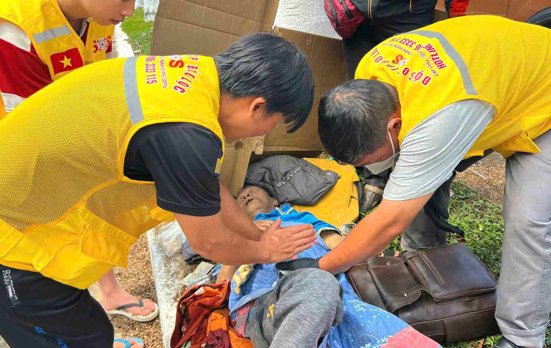 Các tình nguyện viên SOS Bảo Lộc kịp thời có mặt kiểm tra sức khỏe, sơ cứu cho người đàn ông. Ảnh: SOS Bảo Lộc 