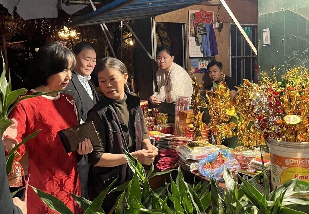 Người dân sửa soạn dâng lễ đầu năm tại chùa Bộc. Ảnh: Thanh Sơn