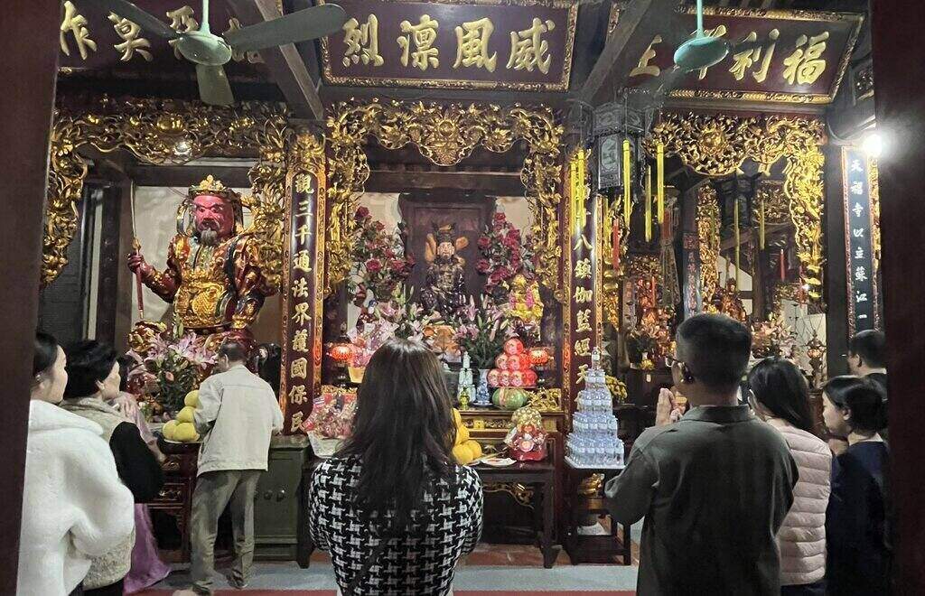 Chùa Bộc bảo lưu đầy đủ các lớp tượng được tạo tác đẹp, tinh tế, có giá trị điêu khắc, nghệ thuật cao, như: Bộ tượng Tam Thế Phật bằng gỗ mít, bộ tượng Thích Ca ngồi kiết già cùng nhị vị Bồ Tát, bộ tượng Di Lặc và hai vị La Hán, tượng Cửa Long và Nam Tào - Bắc Đẩu, bộ tượng Thập Điện Diêm Vương, tượng Đức Ông —Thánh Tăng, tượng Khuyến Thiện - Trừng Ác, tượng Tổ, tượng Mẫu...