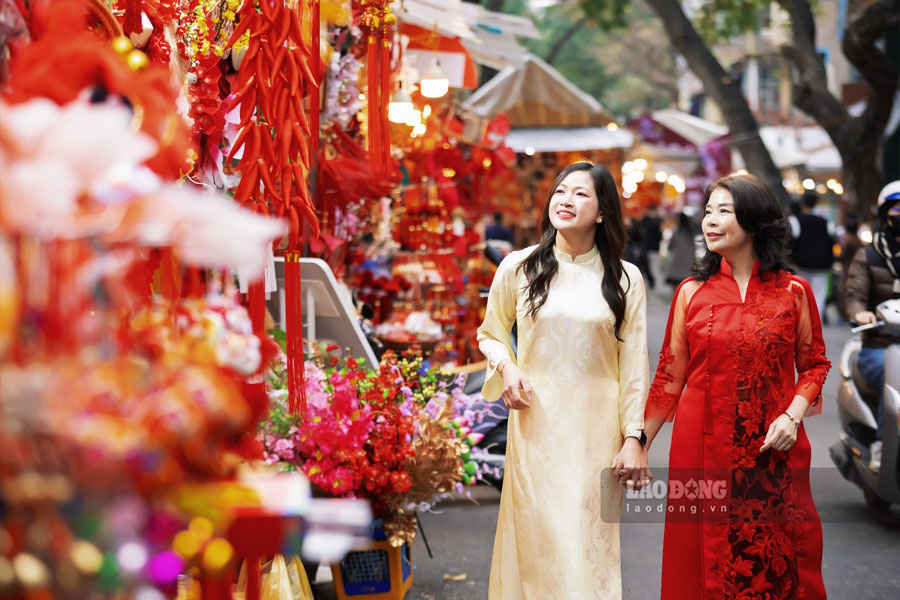 Excited atmosphere spread throughout Hanoi streets on the afternoon of the 29th of Tet