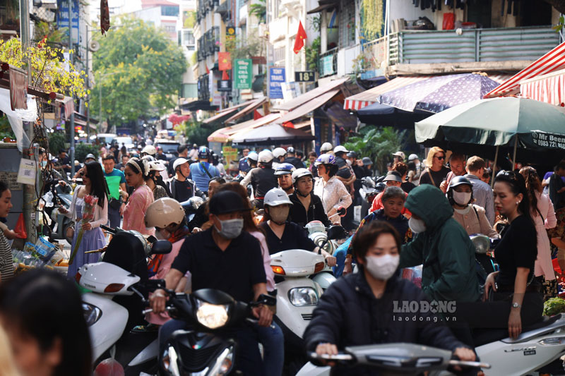 En la tarde del 29 de Tet, la gente de Hanoi se agolpa para comprar banquetes de Nochevieja en el "mercado de los ricos"