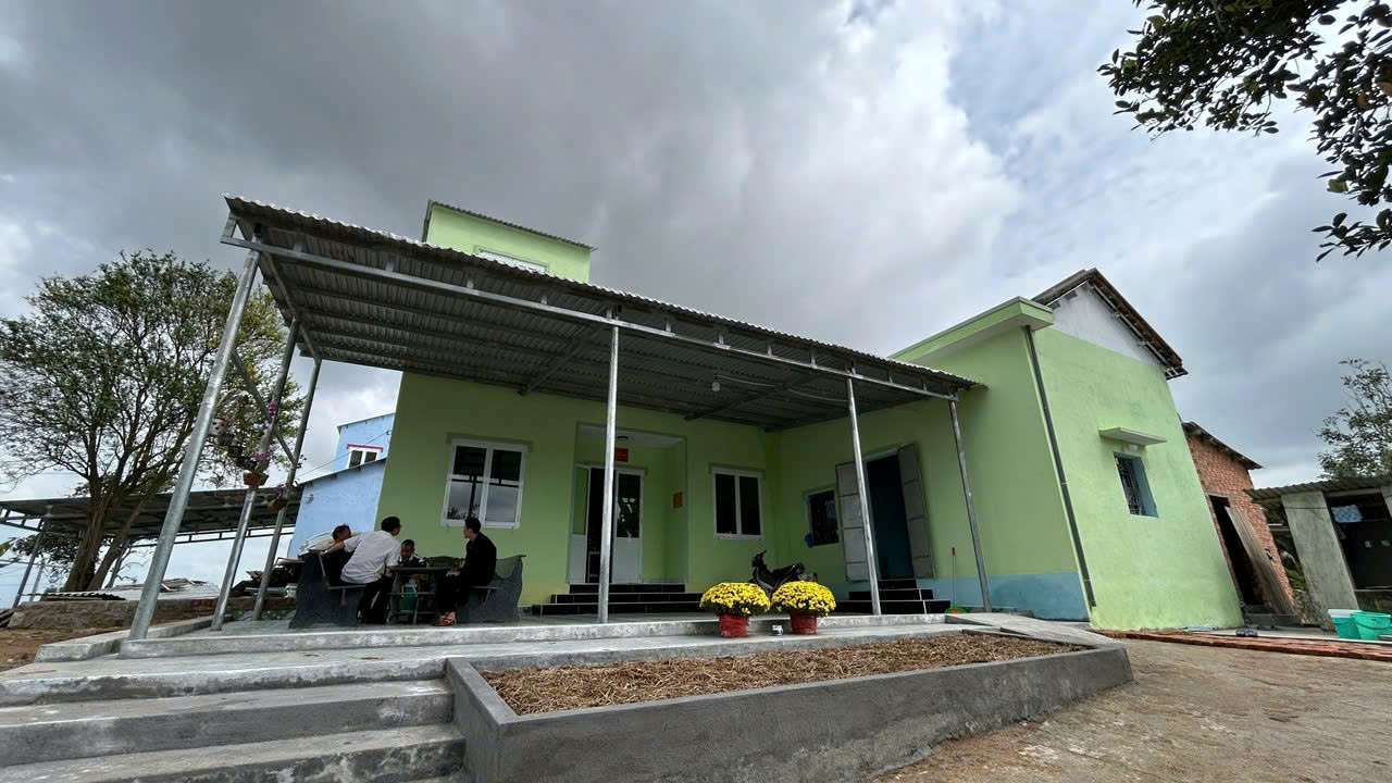 Người dân vùng rốn lũ Đắk Lắk ổn định cuộc sống sau lũ dữ trong những căn nhà tình nghĩa được xây dựng thần tốc. Ảnh: Bảo Lâm