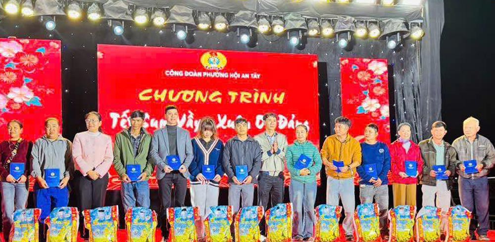 Hoi An Tay Ward Trade Union presents Tet gifts to union members in difficult circumstances. Photo: Hoi An Tay Trade Union.