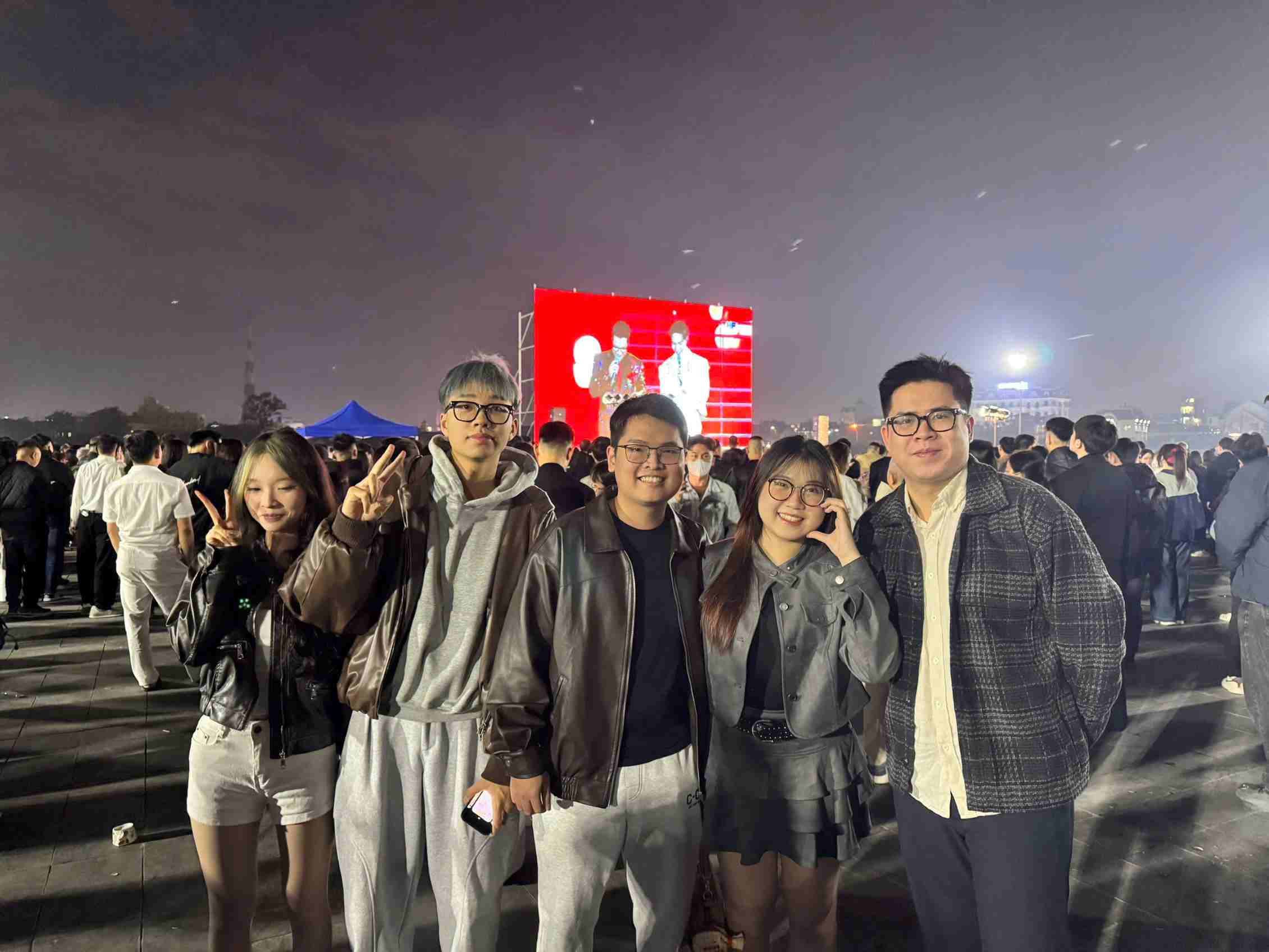 Fireworks fill the sky, Hai Phong people eagerly welcome the New Year's Eve moment of 2026.