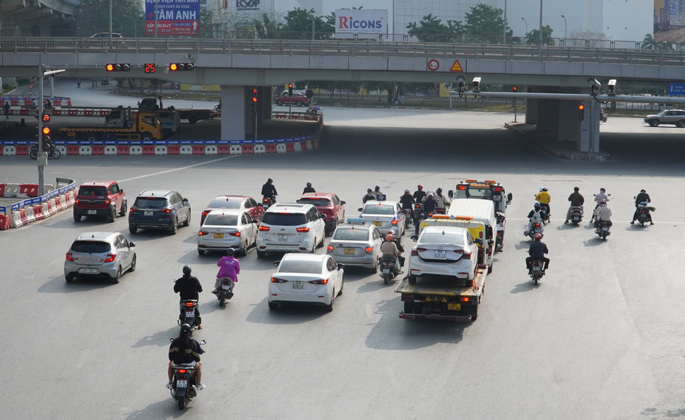 Theo ghi nhận, tại các khu vực như đường Cầu Giấy, Mễ Trì, Dương Đình Nghệ, Phạm Hùng, nút giao Mai Dịch,... nhiều người dân vẫn ngang nhiên vượt đèn đỏ dù các khu vực này trang bị rất nhiều camera phạt nguội.