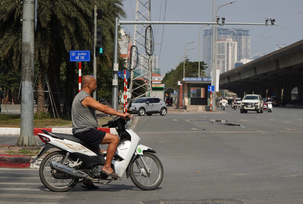 29th Tet, people blatantly violate traffic laws despite camera fines