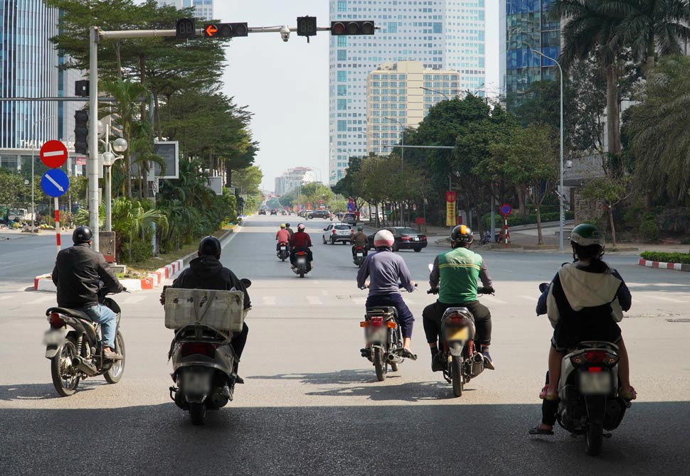 Tại khu vực nút giao Phạm Hùng - Mễ Trì, dù được lắp đặt nhiều camera phạt nguội, tình trạng vượt đèn đỏ vẫn diễn ra khá phổ biến. Đáng chú ý, có thời điểm các phương tiện vượt đèn thành từng nhóm, thay vì chỉ lẻ tẻ vài trường hợp.