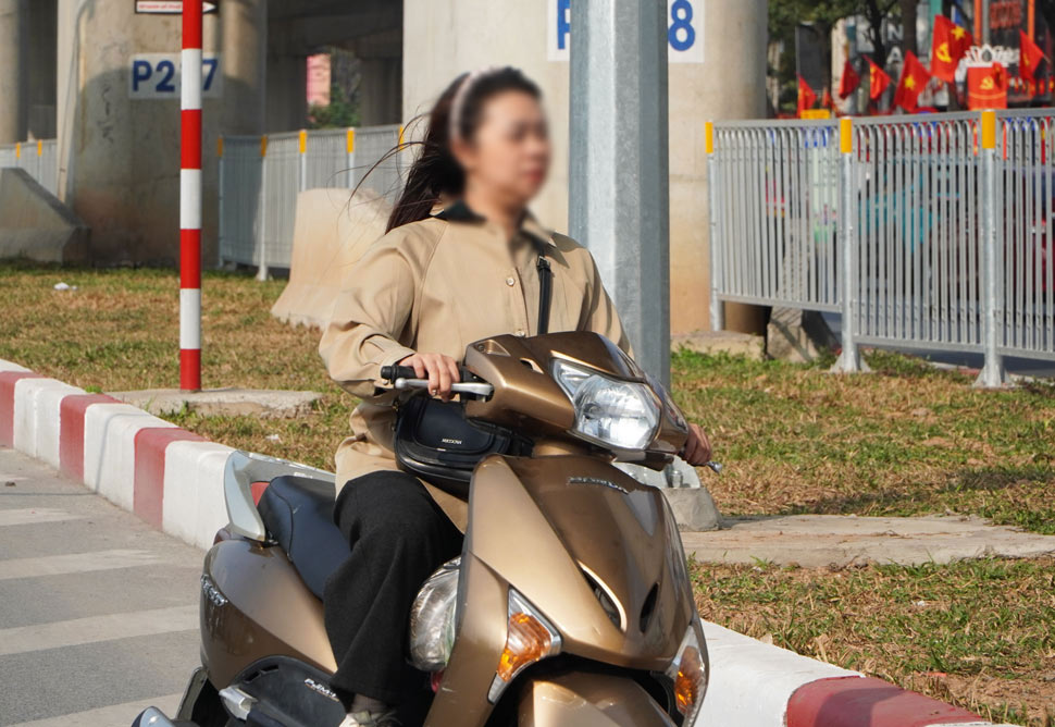 Chiều 16.2, tại nút giao Mai Dịch, tình trạng dừng đỗ tùy tiện và người dân không đội mũ bảo hiểm vẫn diễn ra phổ biến, bất chấp hệ thống camera phạt nguội.