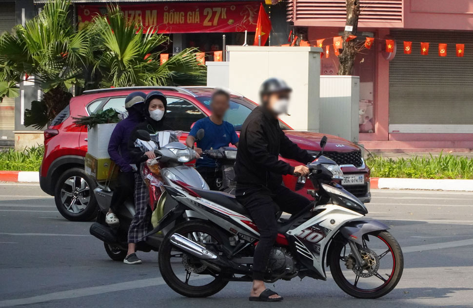 Không chỉ vi phạm quy định về đội mũ bảo hiểm, một số người điều khiển phương tiện tại khu vực này còn ngang nhiên đè vạch khi chờ đèn tín hiệu. Khi phát hiện phóng viên ghi hình, các tài xế mới điều khiển xe lùi lại đúng vị trí.