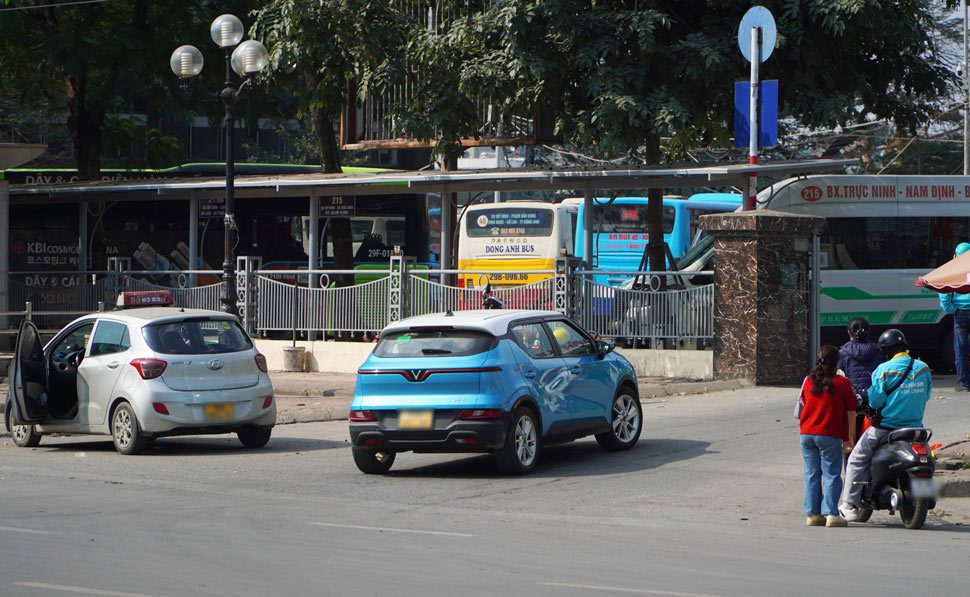 Ghi nhận tại đường Phạm Hùng, khu vực cạnh Bến xe Mỹ Đình cho thấy nhiều phương tiện ngang nhiên dừng đỗ, đón trả khách trước cổng bến xe.