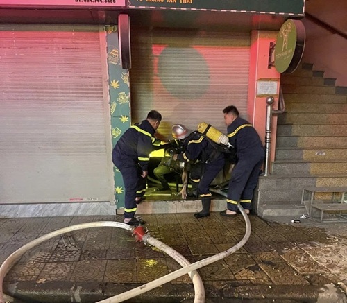 Rescue of 3 people trapped in house fire in the early morning of the 29th of Tet in Hanoi. Photo: CAHN