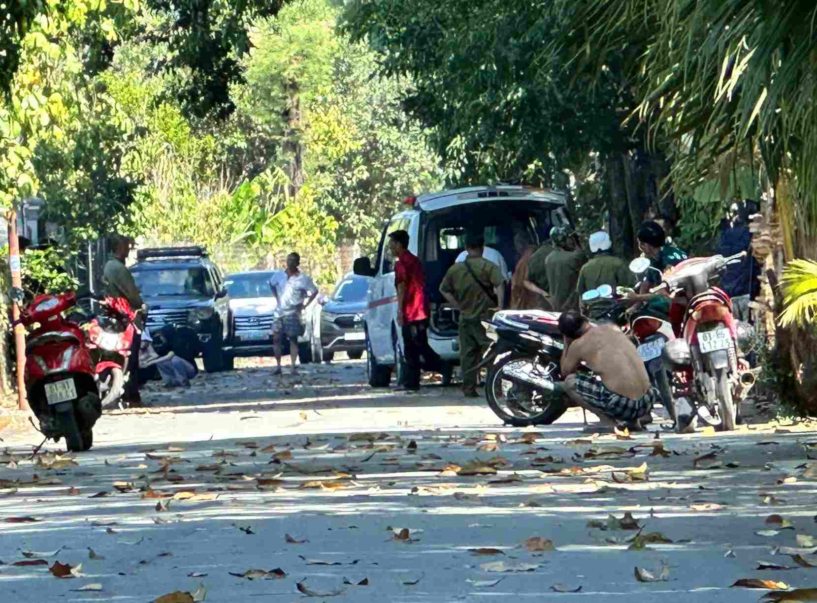 Công an đang điều tra làm rõ vụ người đàn ông tử vong ở vườn cây bên đường ở phường Thuận An, TPHCM. Ảnh: Đình Trọng