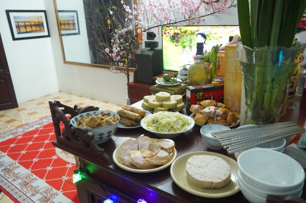 Mâm cỗ cúng giao thừa của gia đình chị Yến Phương. Ảnh: Tạ Quang