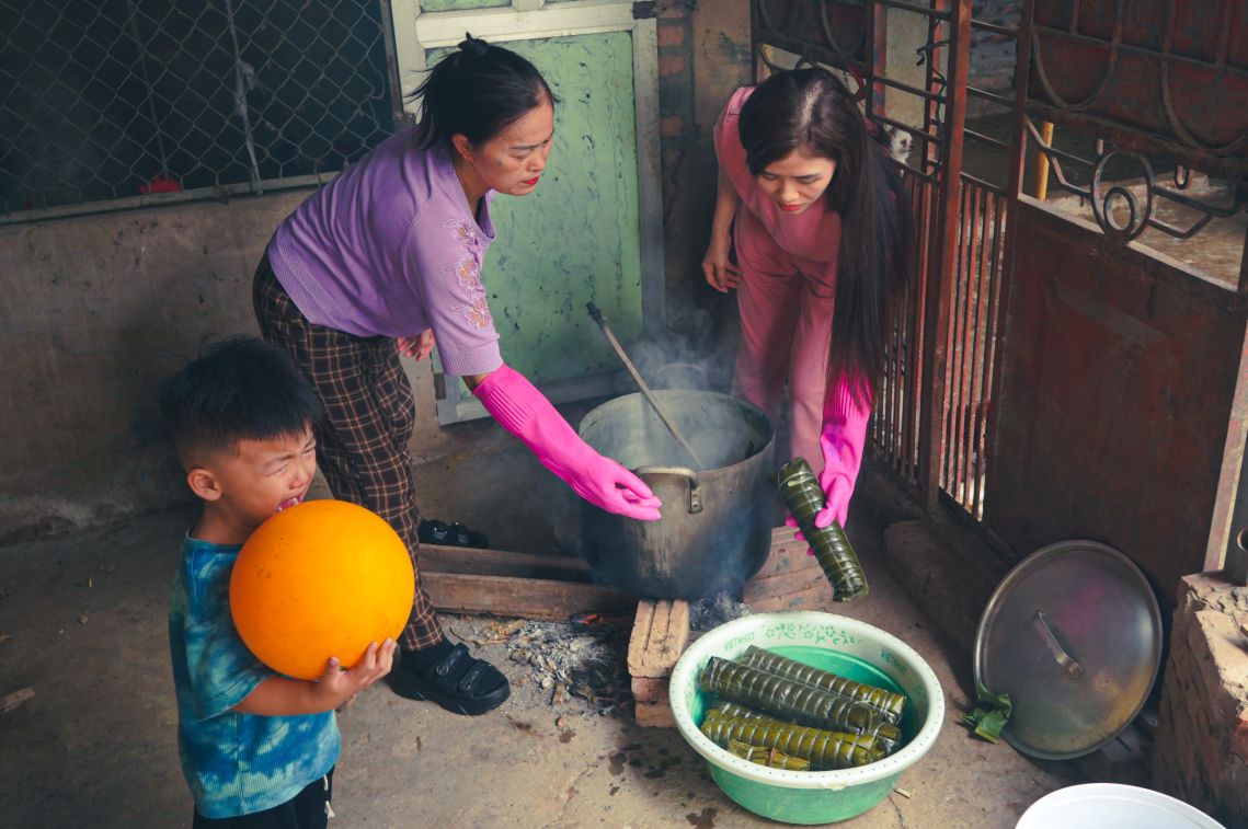 Chiều tối cùng ngày, mẹ chồng chị Yến Phương vớt bánh và ép cho ráo nước.  Ảnh: Tạ Quang