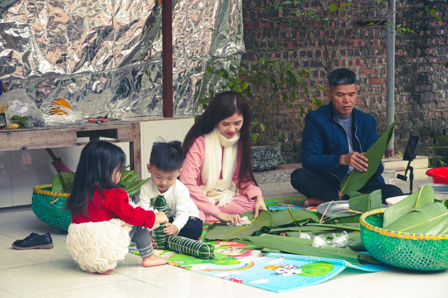 Western daughter-in-law wraps banh chung for the first time, welcomes Hanoi Tet in love