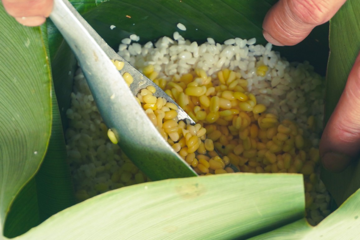 Chị Yến Phương bắt đầu gói bánh chưng vuông. Ảnh: Tạ Quang