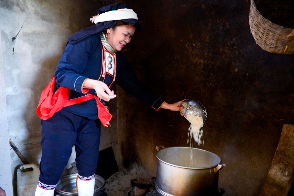 Những người phụ nữ Dao (ở xã Ngọc Lặc, tỉnh Thanh Hóa) trong bộ trang phục truyền thống rực rỡ, tất bật chuẩn bị cho “Tết năm cùng”. Ảnh: Quách Du