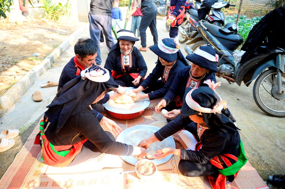 Những người phụ nữ tất bật cho công việc làm bánh giày để cúng tổ tiên trong ngày “Tết năm cùng“. Ảnh: Quách
