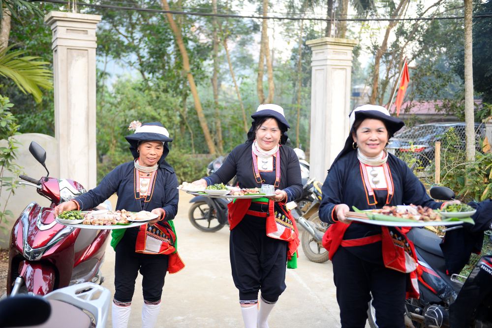 Những mâm lễ vật được chuẩn bị tươm tất, cẩn thận. Ảnh: Quách Du