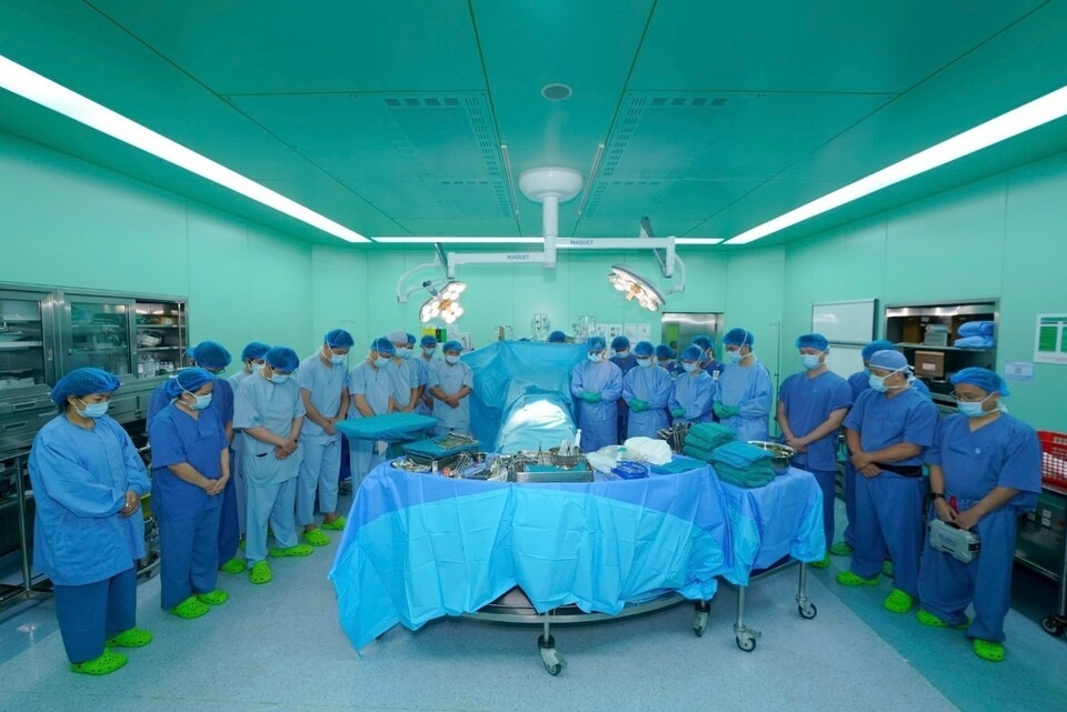 Ê-kịp thực hiện một phút mặc niệm tri ân người hiến tạng. Ảnh: Bệnh viện cung cấp