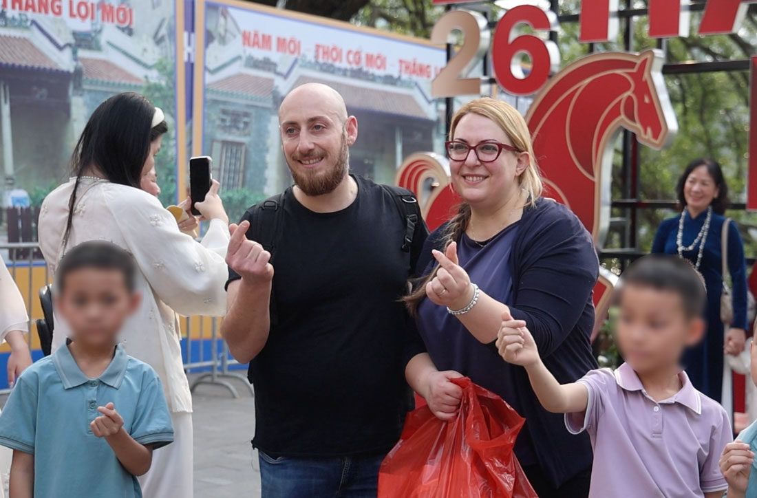 Hanoi Tet atmosphere in the eyes of foreign tourists