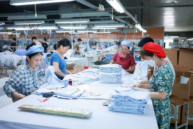 Subjects buying shares at preferential prices when equitizing enterprises include: Employees working under labor contracts and enterprise managers of equitized enterprises at the time of determining the value of equitized enterprises. Photo: Hai Nguyen