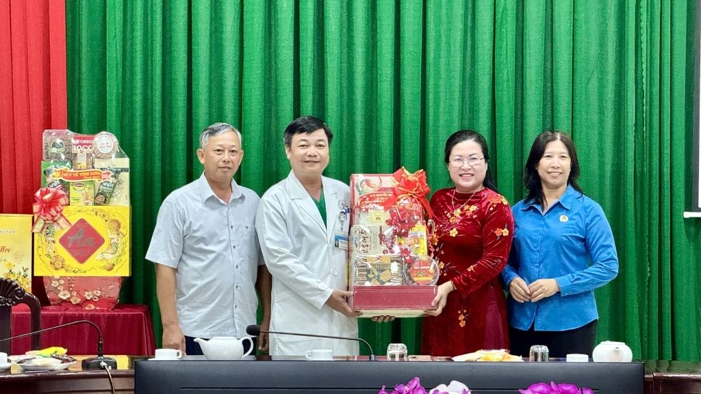 Ms. Nguyen Thi Minh Trang gives gifts and wishes Tet to the team of doctors and nurses on duty on New Year's Eve at Vinh Long General Hospital. Photo: Hoang Loc