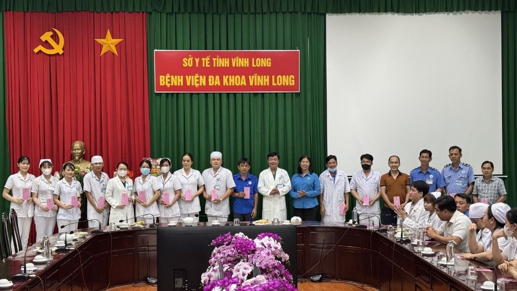 Công đoàn tỉnh Vĩnh Long thăm, tặng quà đội ngũ y, bác sĩ trực giao thừa tại Bệnh viện Đa khoa Vĩnh Long. Ảnh: Hoàng Lộc