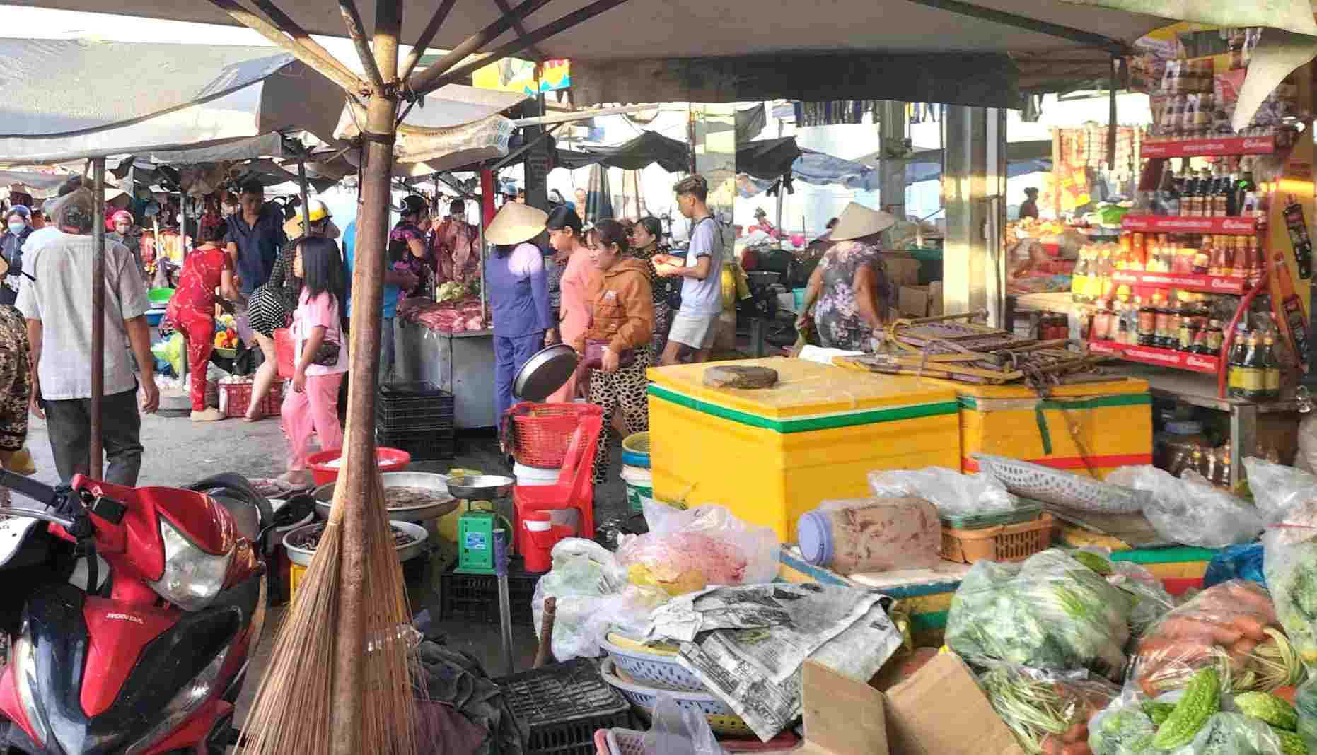 Phiên chợ chiều cuối năm Tết Nguyên đán Bính Ngọ vẫn tấp nập người mua. Ảnh: Nhật Hồ.