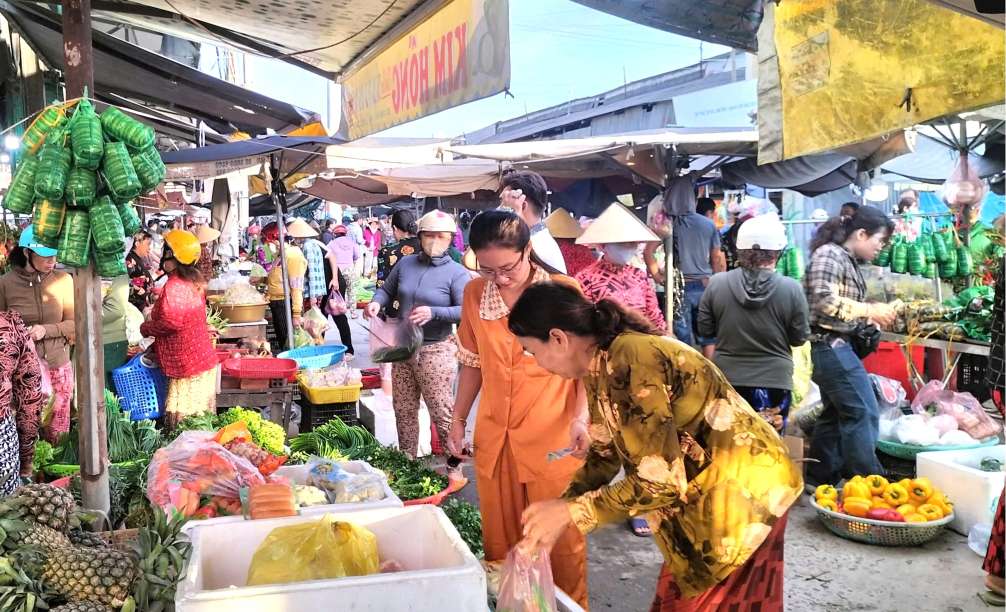 Year-end afternoon market, selling Tet with smiles. Photo: Nhat Ho.