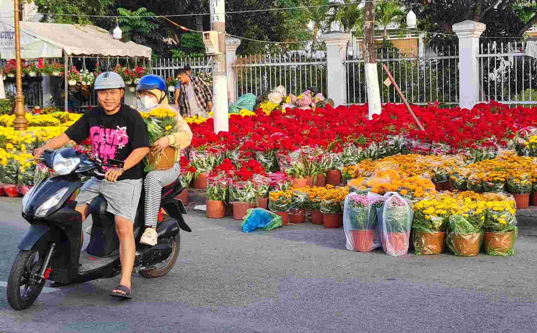 Dù hoa còn nhiều, nhưng người mua, kẻ bám đều vui không than vãn, kêu gọi giải cứu. Ảnh: Nhật Hồ.