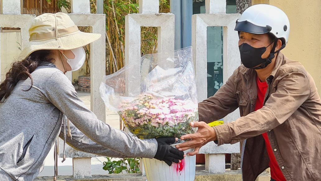 Trao nhau bằng nụ cười cũng nhau đón Tết. Ảnh: Nhật Hồ.