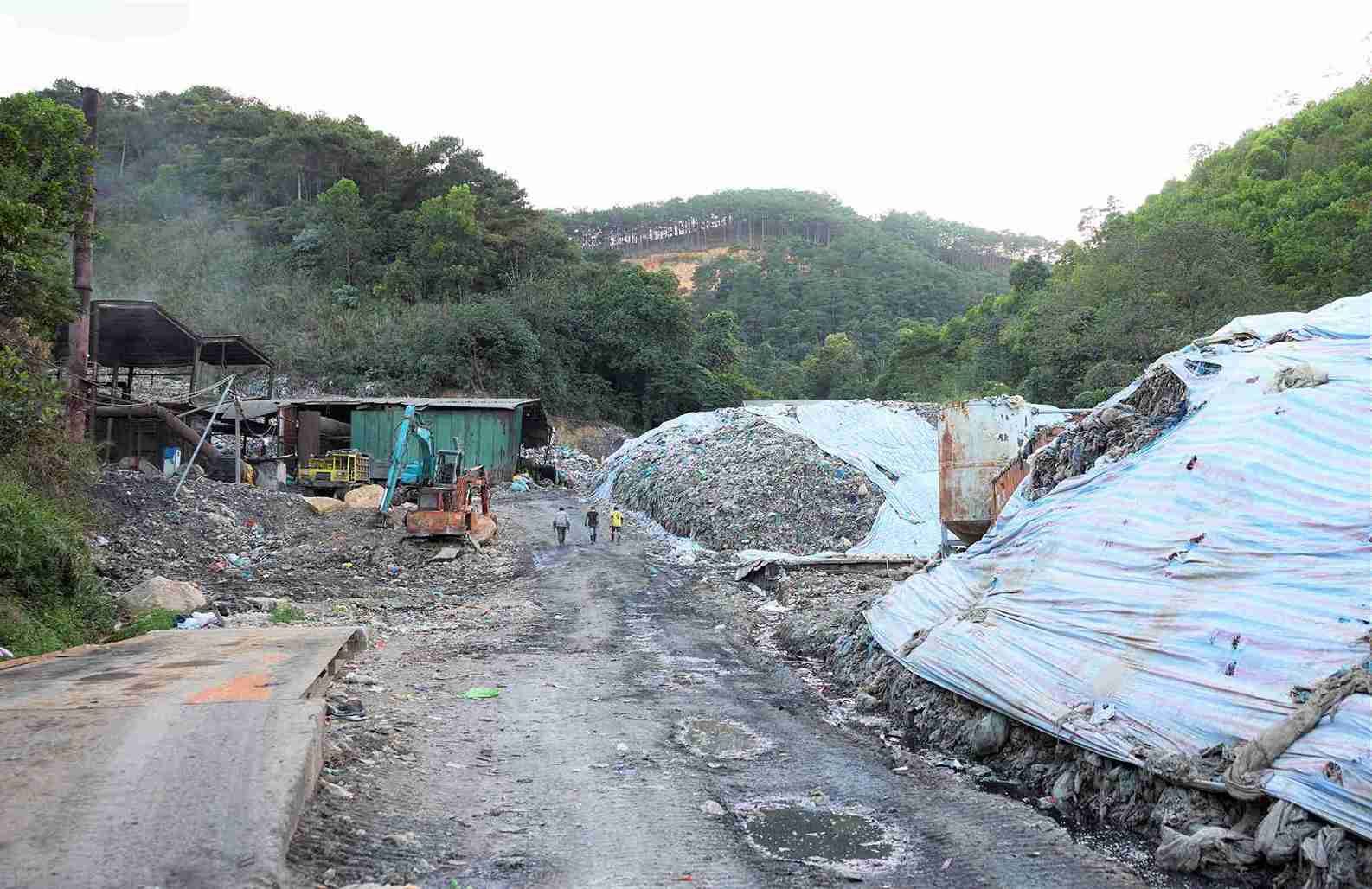 Nhà máy xử lý rác Bảo Lộc đang tồn đọng khoảng 40.000 tấn rác và đang gặp nhiều khó khăn do 5 tháng chưa được thanh toán kinh phí xử lý rác. Ảnh: Phúc Khánh 