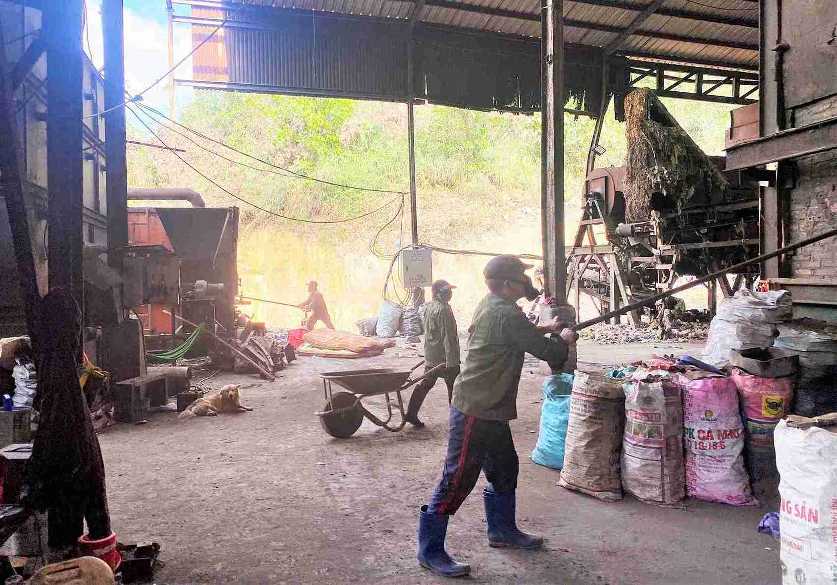 Công nhân nhà máy xử lý rác Bảo Lộc đang căng mình làm việc xuyên Tết để đảm bảo xử lý hết lượng rác phát sinh dịp Tết. Ảnh: Phúc Khánh 