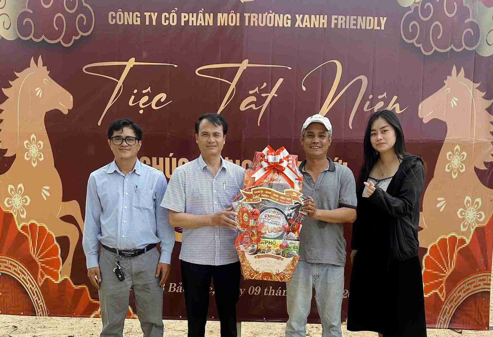 Lãnh đạo địa phương và nhà máy xử lý rác tặng quà cho công nhân trực Tết. Ảnh: Phúc Khánh 