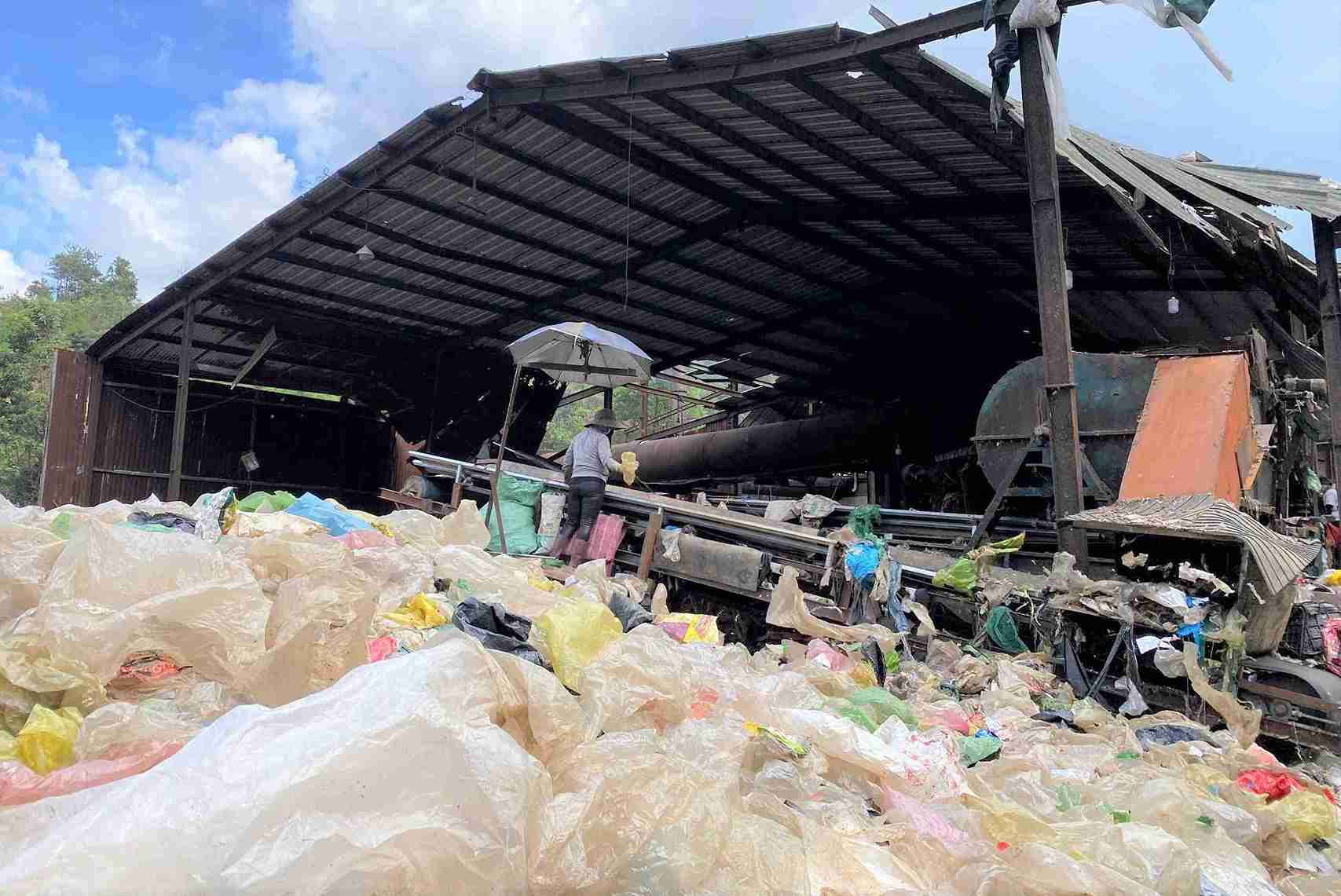 Công nhân phân loại rác xuyên Tết tại nhà máy. Ảnh: Phúc Khánh 