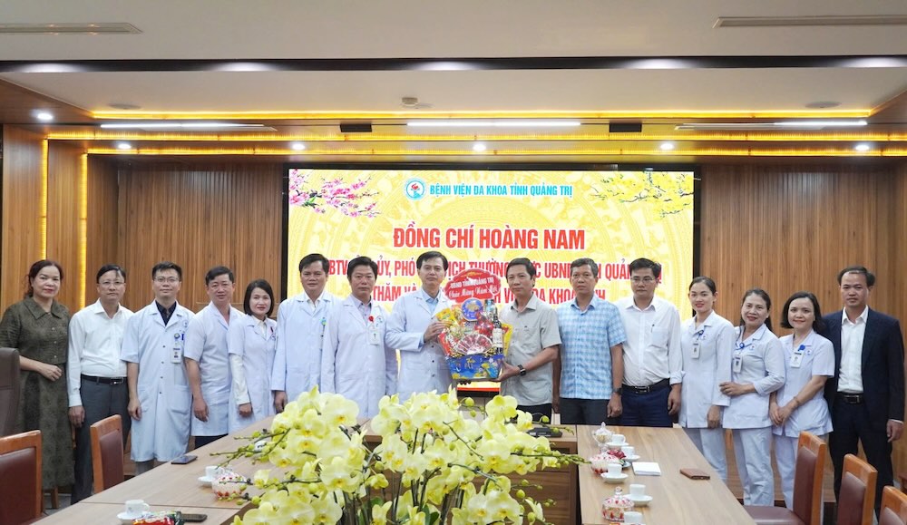 Standing Vice Chairman of Quang Tri Provincial People's Committee wishes Tet to the medical team of the Provincial General Hospital. Photo: H. Nguyen