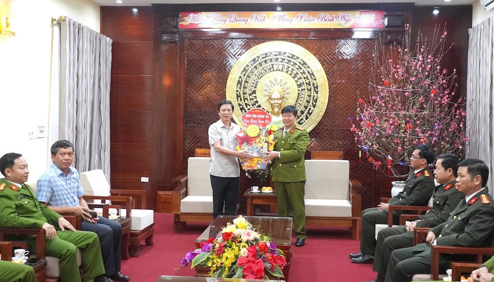 Phó Chủ tịch Thường trực UBND tỉnh Quảng Trị thăm hỏi, chúc Tết lực lượng Công an tỉnh Quảng Trị. Ảnh: H. Nguyên