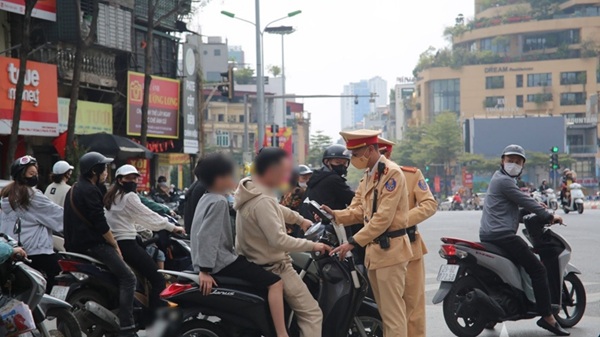 Traffic Police of Hanoi City Police check the alcohol concentration of drivers. Photo: Manh Hung