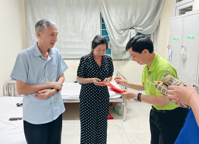 Nhiều người là thân nhân bệnh nhân đang ở lại bệnh viện chăm sóc người nhà bất ngờ nhận được những món quà Tết đặc biệt. Ảnh: CTXHBVCR