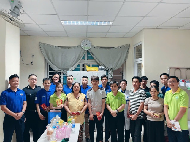 The Social Work Department, Cho Ray Hospital in Ho Chi Minh City visits, wishes Tet and gives gifts to patients and relatives of patients who are being treated and cannot return home for New Year's Eve. Photo: CTXHBVCR