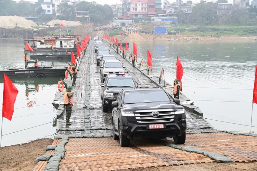 The pontoon bridge across the Lo River was opened to traffic on the morning of February 16, 2026 (29th Tet), earlier than the Prime Minister's request. Photo: Ministry of National Defense