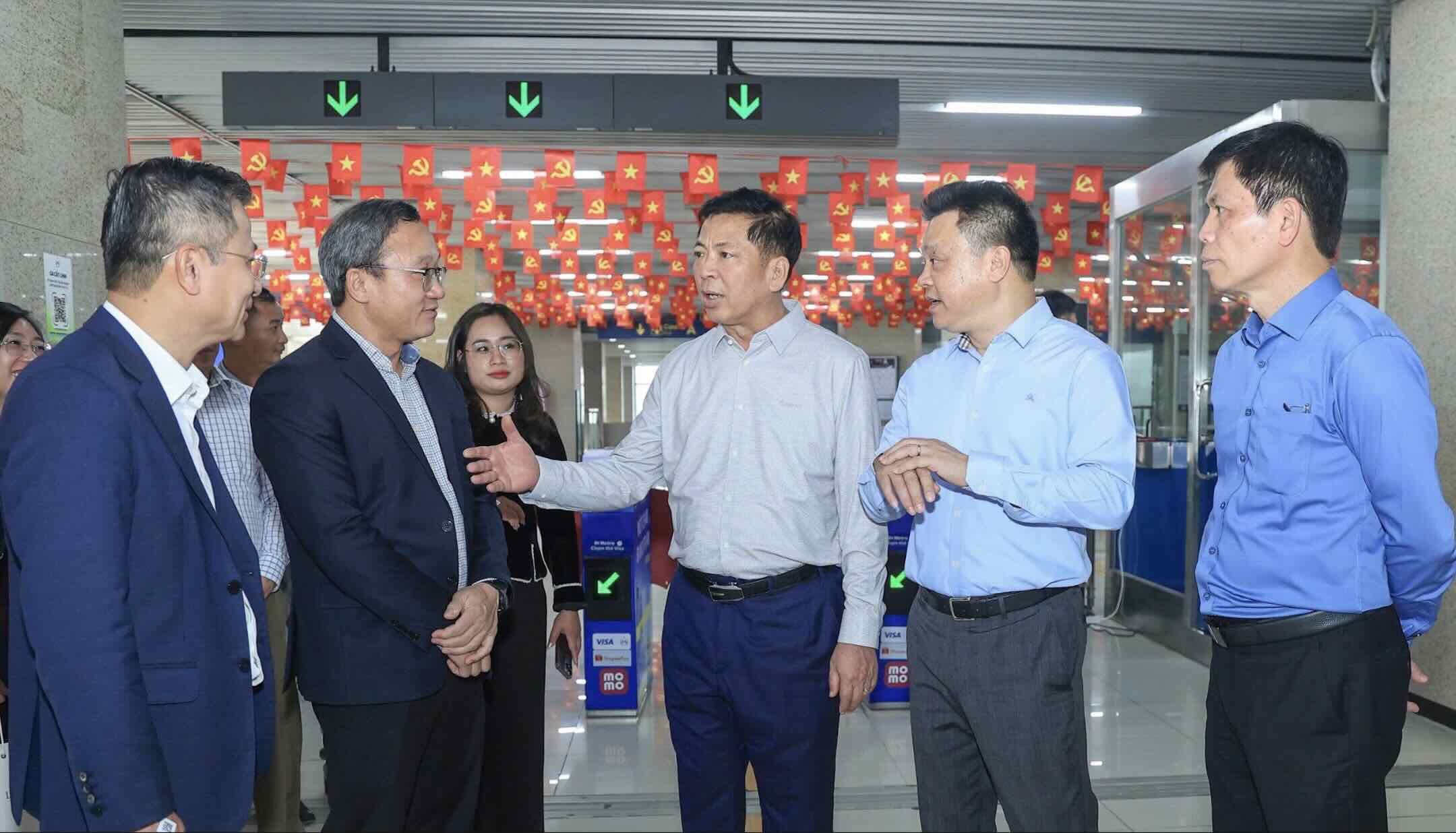 Minister Tran Hong Minh emphasized that Tet is always a peak transportation season, requesting units to focus on serving travel needs best, minimizing delays and cancellations. Photo: Phan Anh