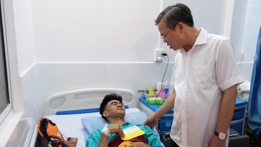 Ông Trương Cảnh Tuyên, Phó Bí thư Thành ủy, Chủ tịch UBND TP Cần Thơ gửi quà Tết và động viên tinh thần bệnh nhân không may ở lại bệnh viện điều trị. Ảnh: Phong Linh.