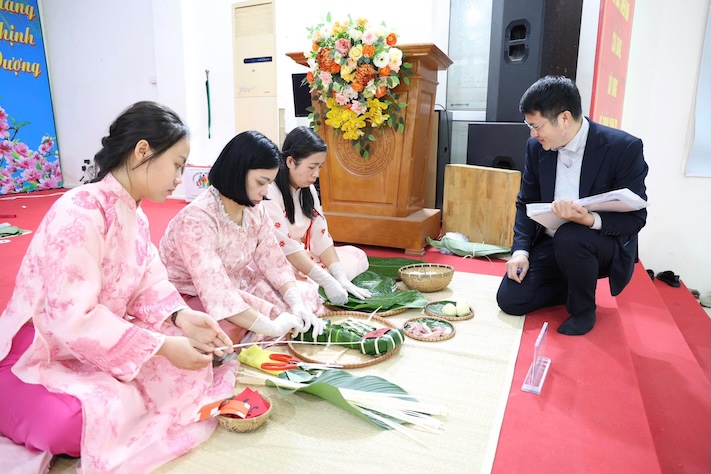 Union members and workers participate in the Chung cake wrapping contest organized by the Kien Hung Ward Trade Union. Photo: Grassroots Trade Union
