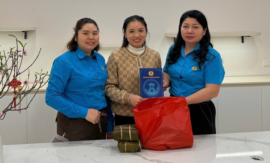 Trao tặng bánh chưng - sản phẩm của Hội thi gói bánh chưng - cho đoàn viên, người lao động có hoàn cảnh khó khăn. Ảnh: CĐCS