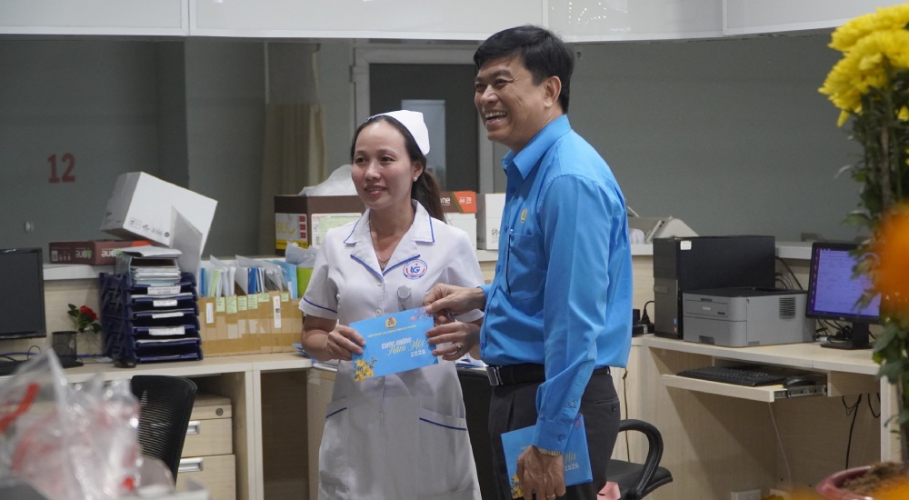 Chủ tịch LĐLĐ tỉnh An Giang Đỗ Trần Thịnh tặng quà, động viên ekip trực cấp cứu tại Bệnh viện Đa khoa Kiên Giang. Ảnh: Nguyên Anh